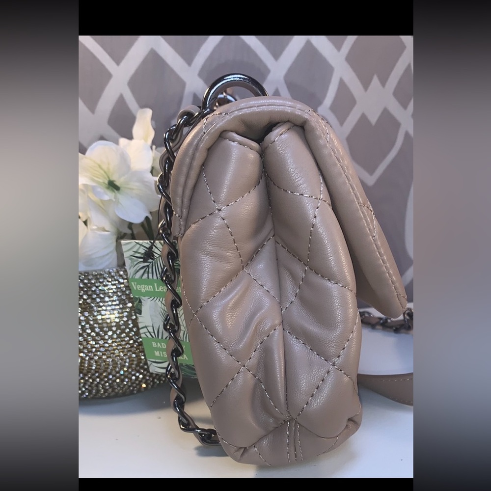 SOLD NWT Badgley Mischka Quilted Messenger Vegan Leather bag  in Taupe - Picture 7 of 14